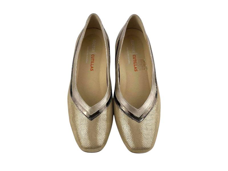 Zapatos de mujer en piel dorada con tacón bajo muy elegantes de fiesta. Con tacón bajo, punta cuadrada y escote en uve. Plantilla doble y suela antideslizante.