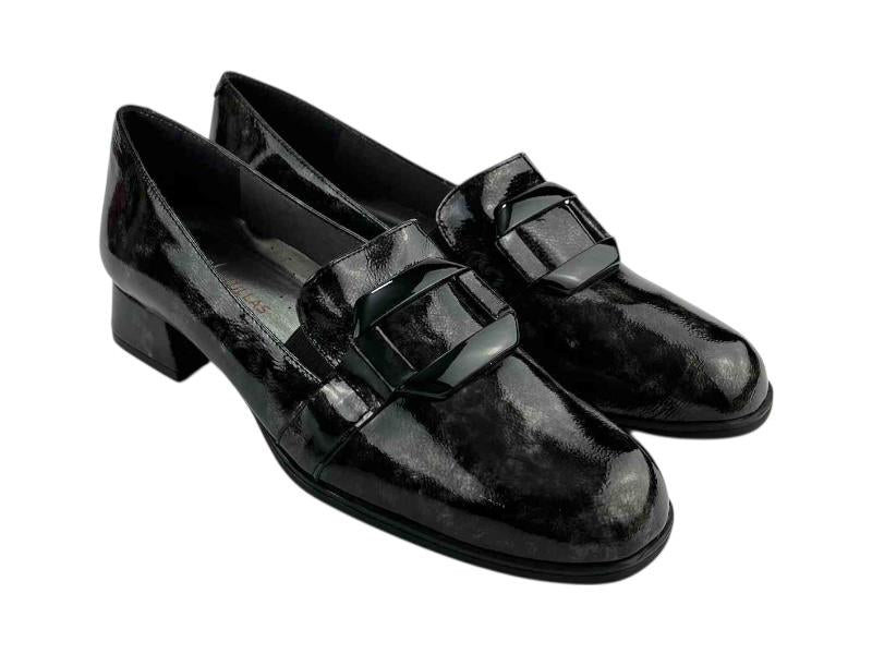 Zapatos de mujer estilo mocasín con diseño elegante, en piel charol, con hebillas y elásticos en el empeine para un perfecto ajuste. 