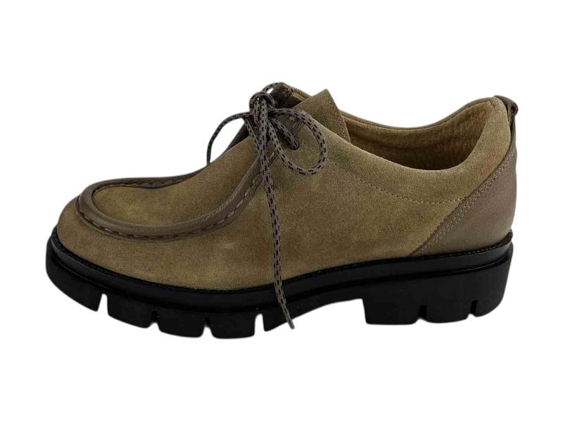 Mocasín de mujer estilo wallabee, realizado en piel legítima color beige, suela track negra ligera y antideslizante y cordones en el empeine.