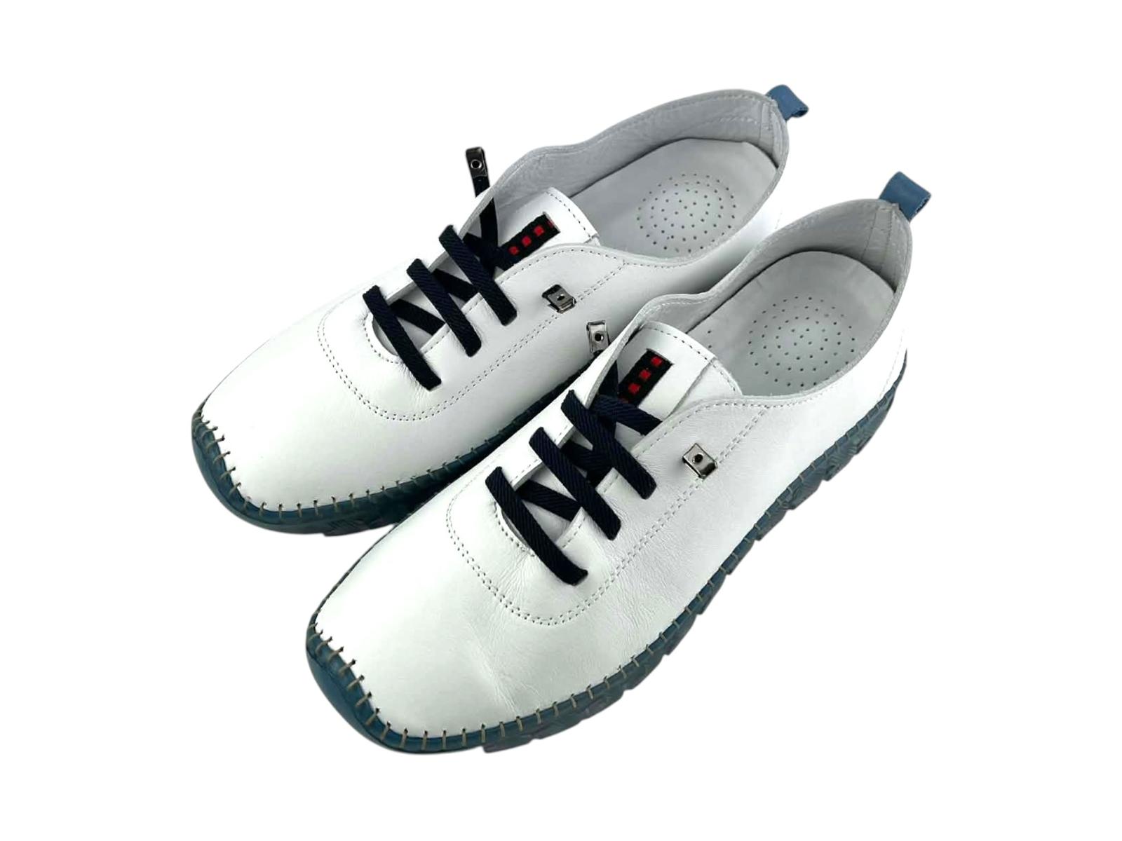 Vista lateral de unos zapatos  para mujer de piel blanca, suela flexible y cordones elelásticos negros. Diseño ergonómico, transpirable y artesanal. Cómodos flexibles y muy combinables.