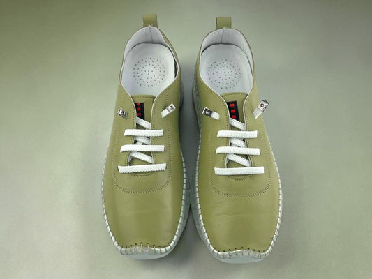 Vista superior de zapatos de piel verde oliva para mujer con cordones elásticos blancos y topes metálicos de seguridad.