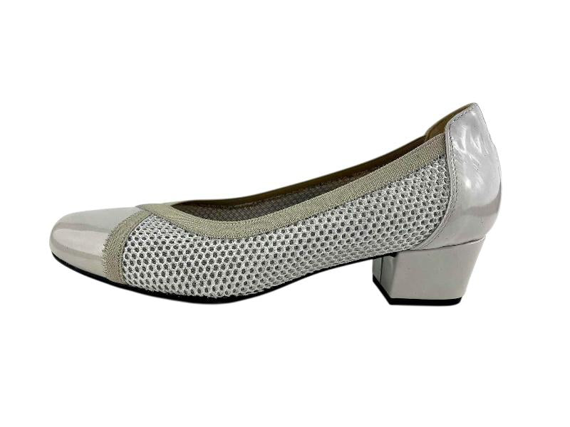 Zapatos de fiesta, de mujer en piel charol, muy elegantes, en color gris perla y malla plateada, especialmente diseñados para pies delicados, tacón cuadrado bajo y suela antideslizante.