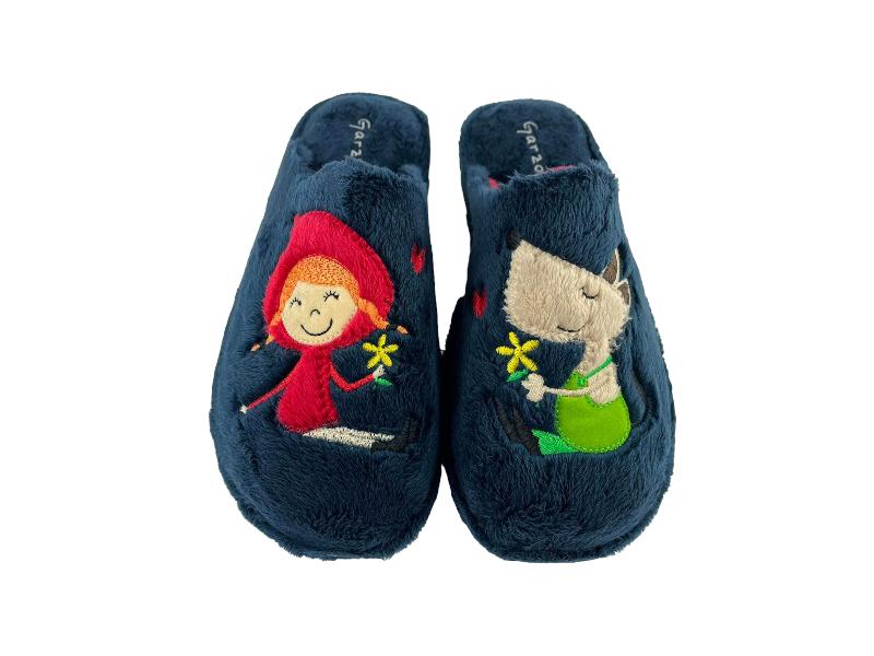 Vista frontal de unas pantuflas descalzas para mujer con textil peluche muy suave de color azul, suela de goma y divertido estampado de Caperucita y el lobo feroz.