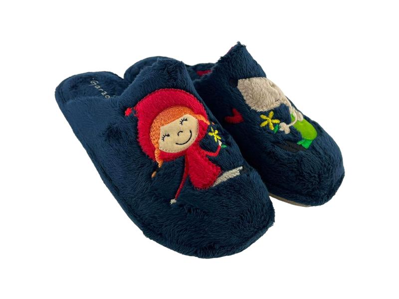 Zapatillas de casa descalzas para mujer,  con textil peluche muy suave de color azul, suela de goma y divertido estampado de Caperucita y el lobo feroz.