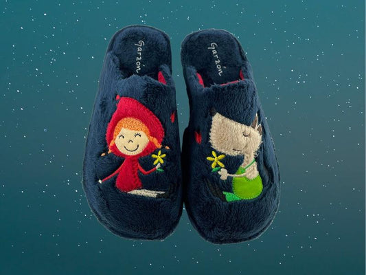 Pantuflas descalzas para mujer con textil peluche muy suave de color azul, suela de goma y divertido estampado de Caperucita y el lobo feroz.