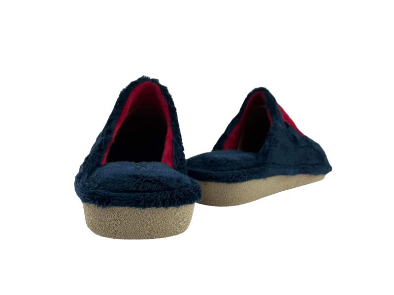 Vista por la parte de atrás de unas zapatillas descalzas de mujer de la marca española Garzón. Suela de goma EVA, súper ligera y muy cómoda.