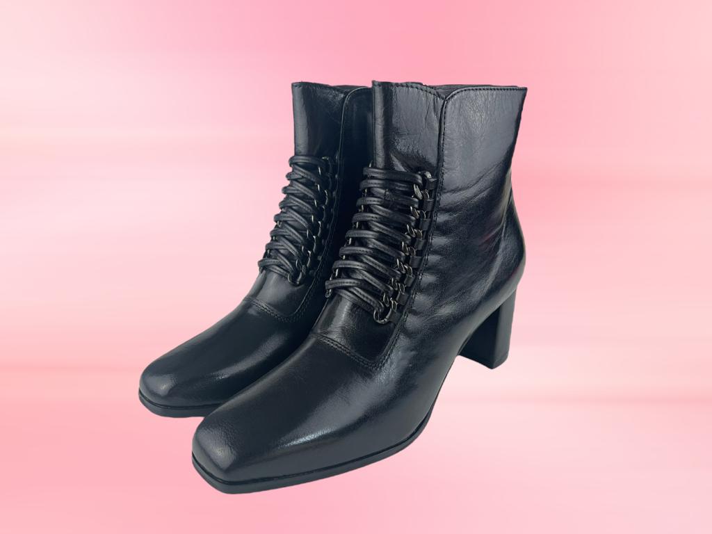 Plumers Menorca | Handmade black leather ankle boot with zipper laces Binibeca